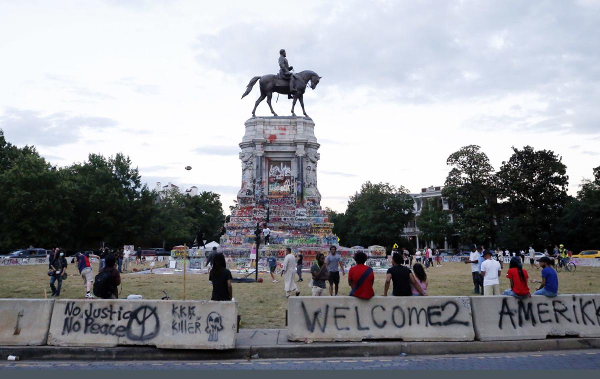 Protesters Who Say They Have Been Gassed And Arrested Keep Coming Back To The Robert E Lee Statue Virginia Richmond Com