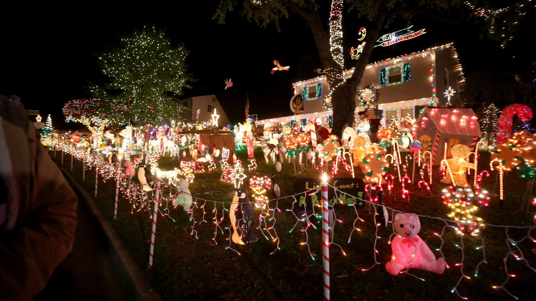 Photos Asbury Court On The Great Christmas Light Fight Rtd Tacky Lights Tour Richmond Com
