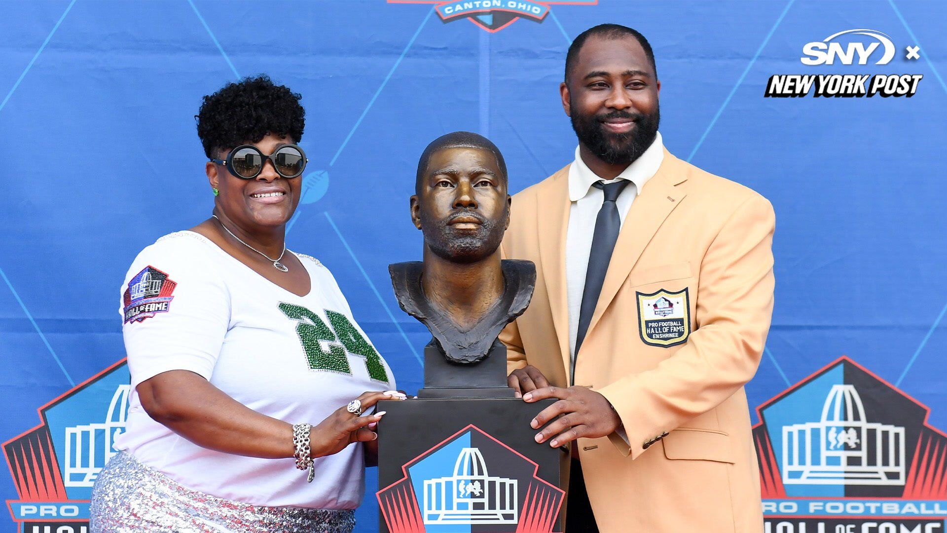 Jets legend Darrelle Revis receives his Pro Football Hall of Fame Ring of Excellence at halftime of Jets vs. Chargers