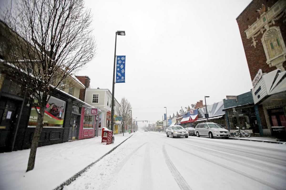 Richmond Restaurants Open Or Closed Sunday For Snow Restaurant Few People Venture Out In Carytown Richmond Va As The Snow Falls On Sunday Dec 26 2010