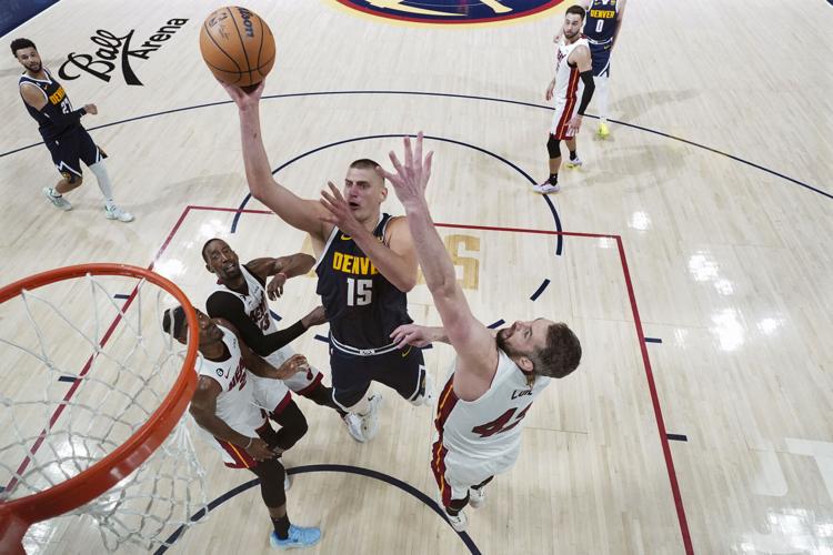Aaron Gordon puts on Christmas dunk show, leads Nuggets to win
