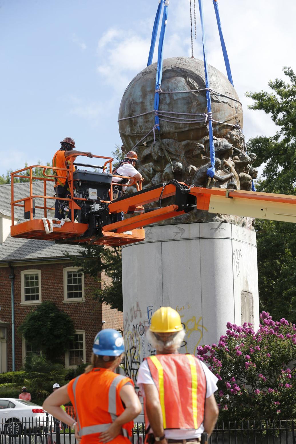 Crews wrap up a whirlwind week of removing Confederate monuments in