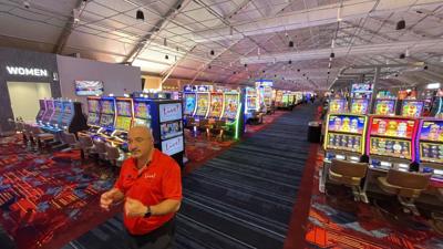 Grafické rozhraní online casina ukazující světla a herní prvky