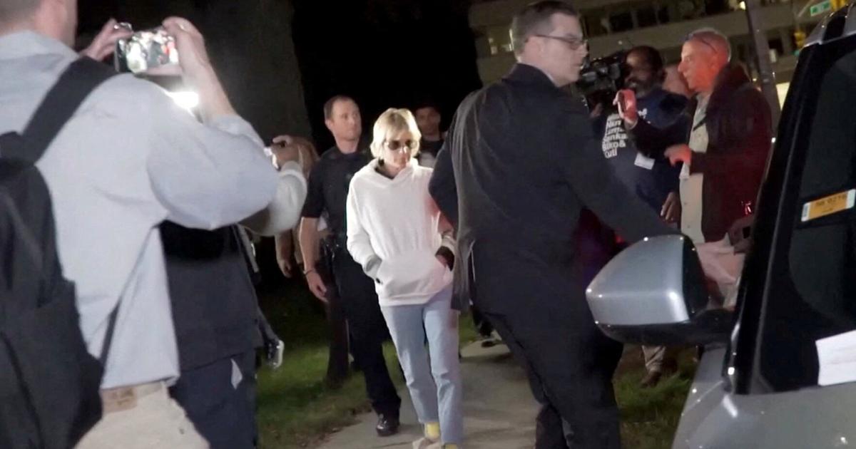 Selma Blair arrested after allegedly trying to open plane doors ...