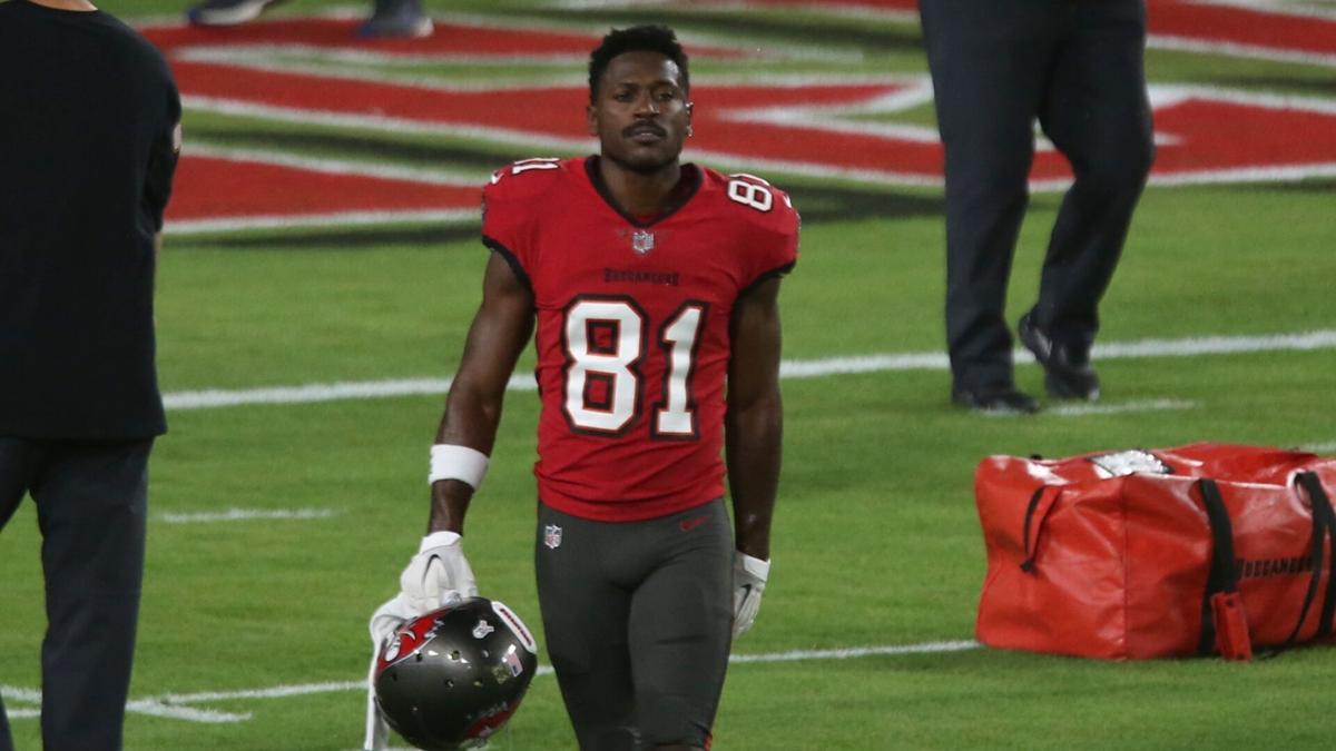 Tampa Bay Buccaneers wide receiver Antonio Brown obtained a fake COVID-19 vaccination card to avoid NFL protocols, according to his former live-in chef.