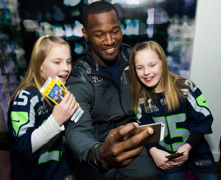 EXCLUSIVE: Seahawks' Derrick Coleman surprises hearing-impaired