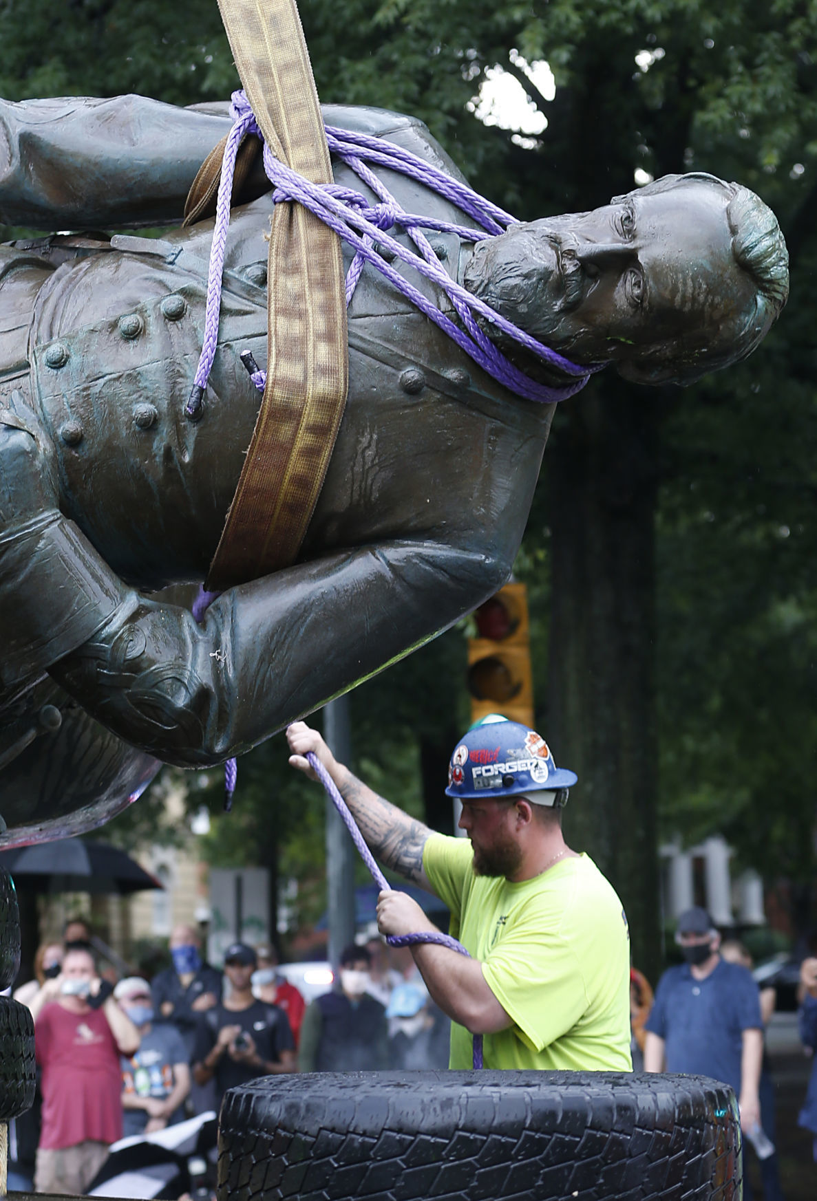 Two Monument Avenue residents sue over removal of Confederate statues ...