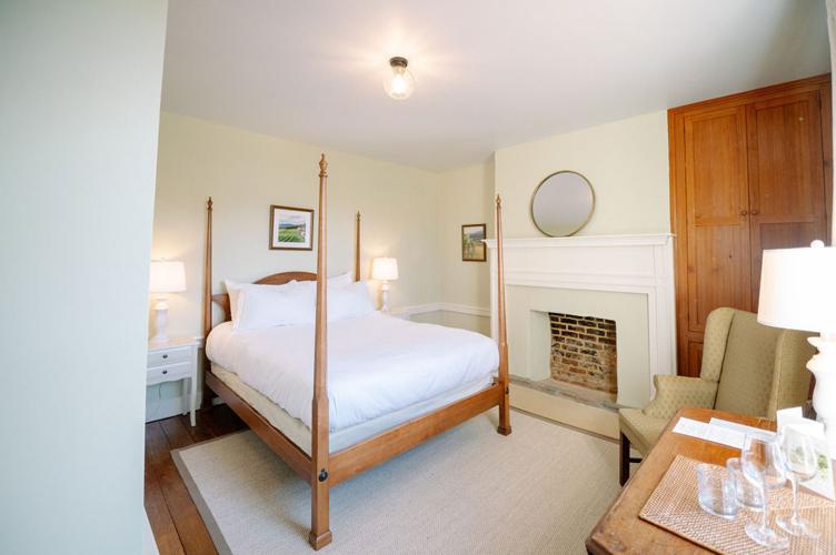 Crossroads Inn bedroom