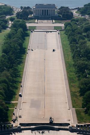 Trump gives 'filthy' Reflecting Pool a facelift near Lincoln Memorial
