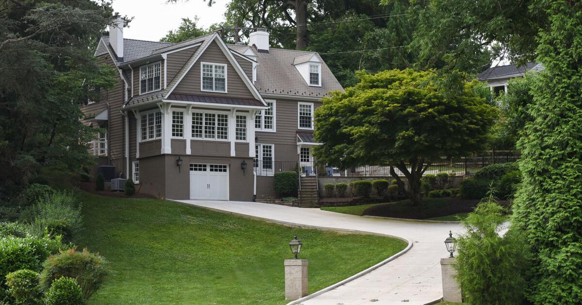 The 5300 block of Riverside Drive: Dazzling nature and architecture, in a series of curves