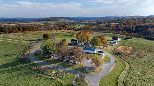 8 epic Virginia hikes with peak fall foliage views