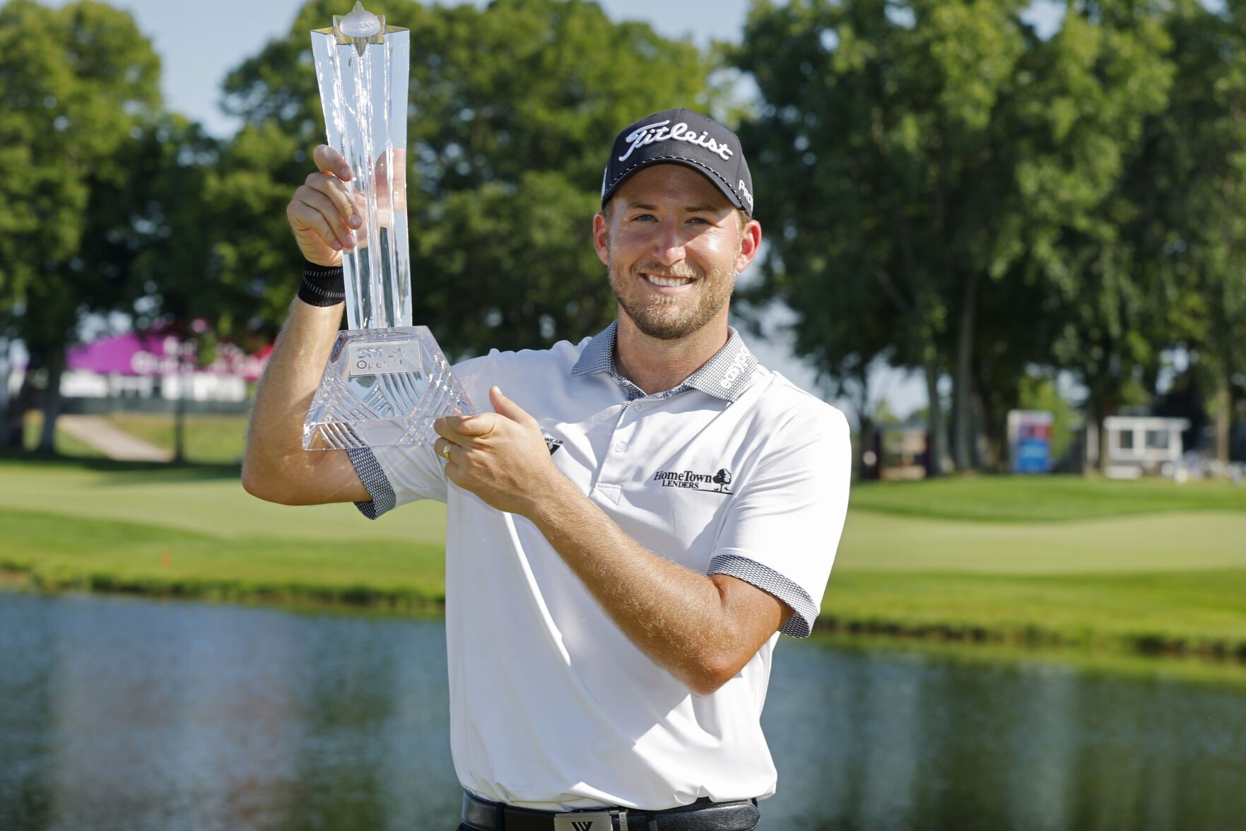 Hodges goes wire-to-wire for 1st PGA tour victory pic