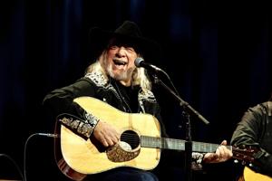 John Anderson, influential country music singer, dies at 71