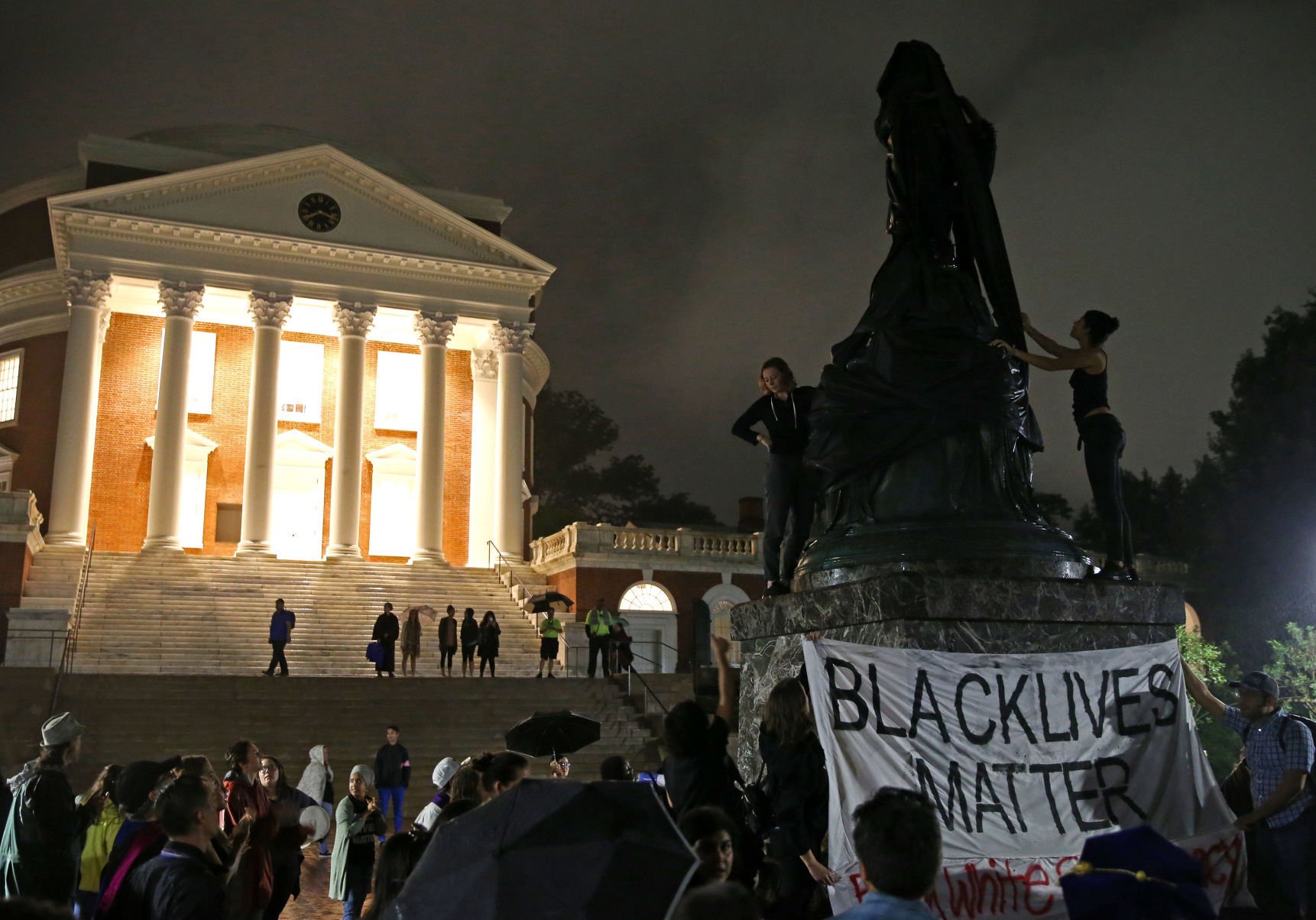Jefferson statue is shrouding in black in Charlottesville Jefferson statue is shrouding in black in Charlottesville