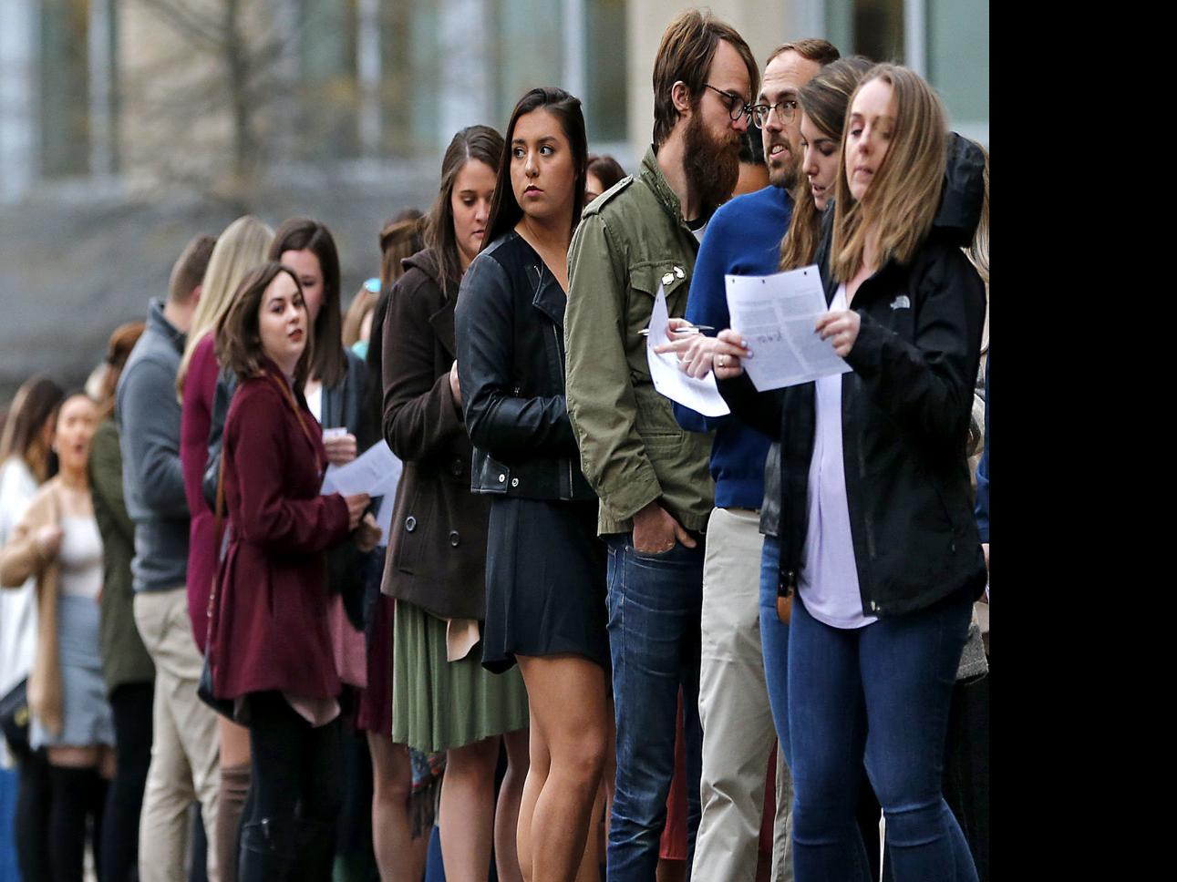 Fans Of The Bachelorette Line Up In Droves Around Richmond S