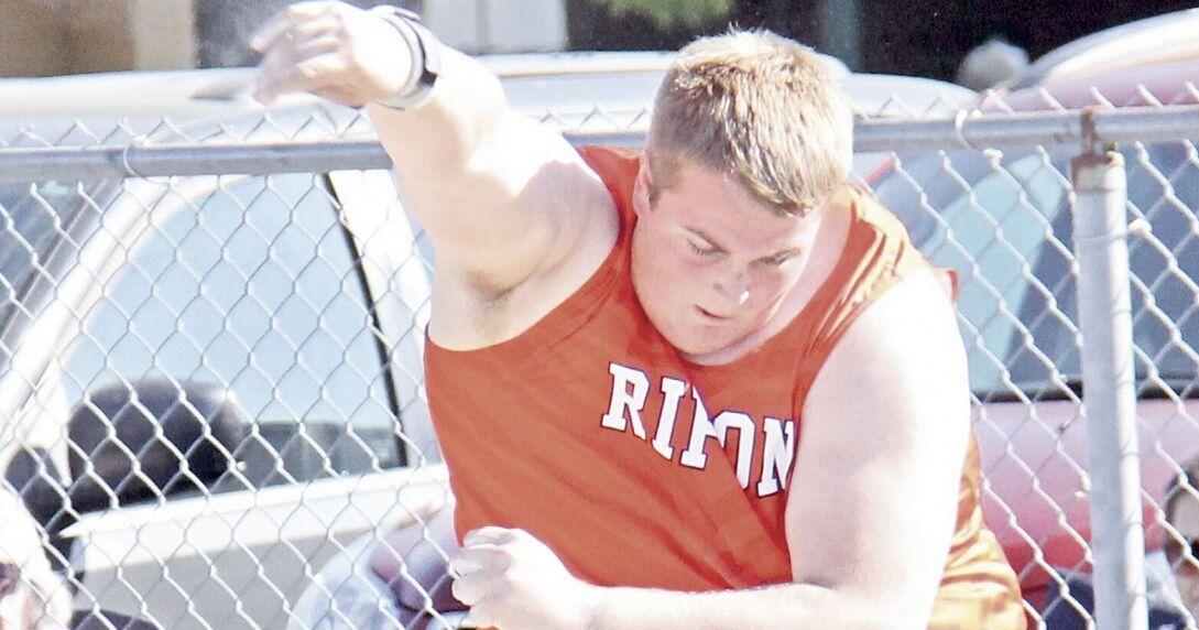 Heaving his way to state: Hanson qualifies for second-straight year in shot put behind personal-best throw | Sports