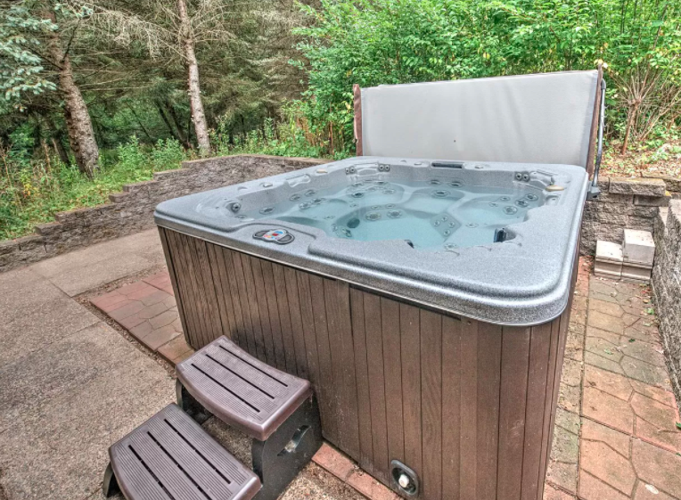 River Falls, Wis. houses with hot tubs for sale