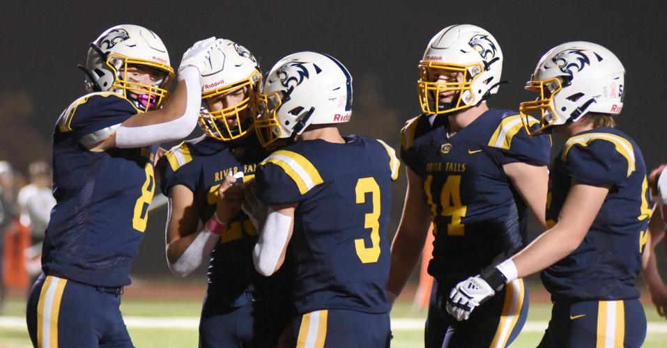 River Falls FB v La Crosse Central3_8662.JPG