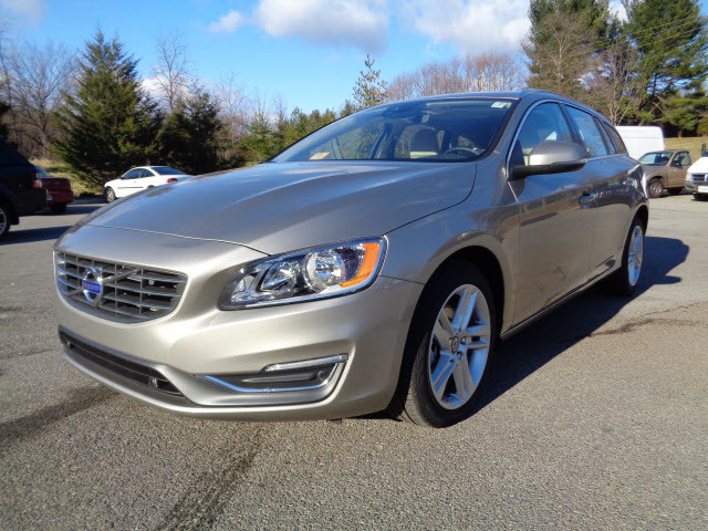 2015 Seashell metallic Volvo V60