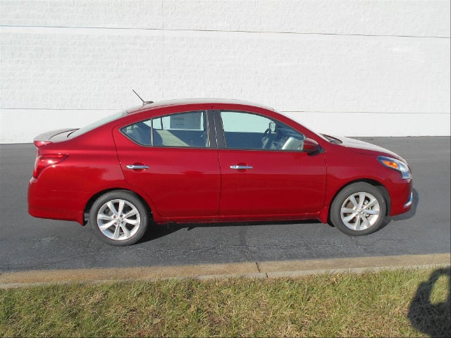 red nissan versa 2015