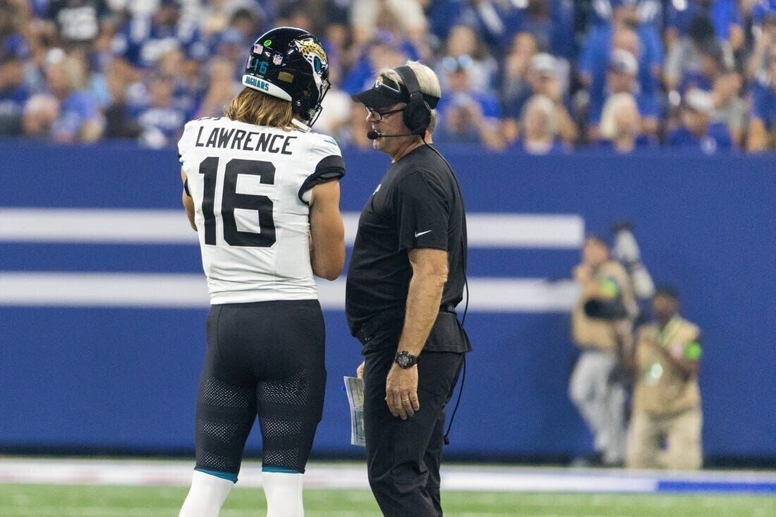 Trevor Lawrence introduces Jaguars teammates to late breakfast at