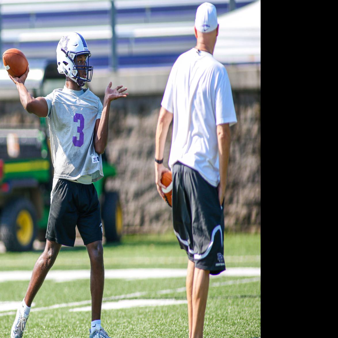 H S Football Patrick Henry S Gunn Keeps His Cool In The Pocket