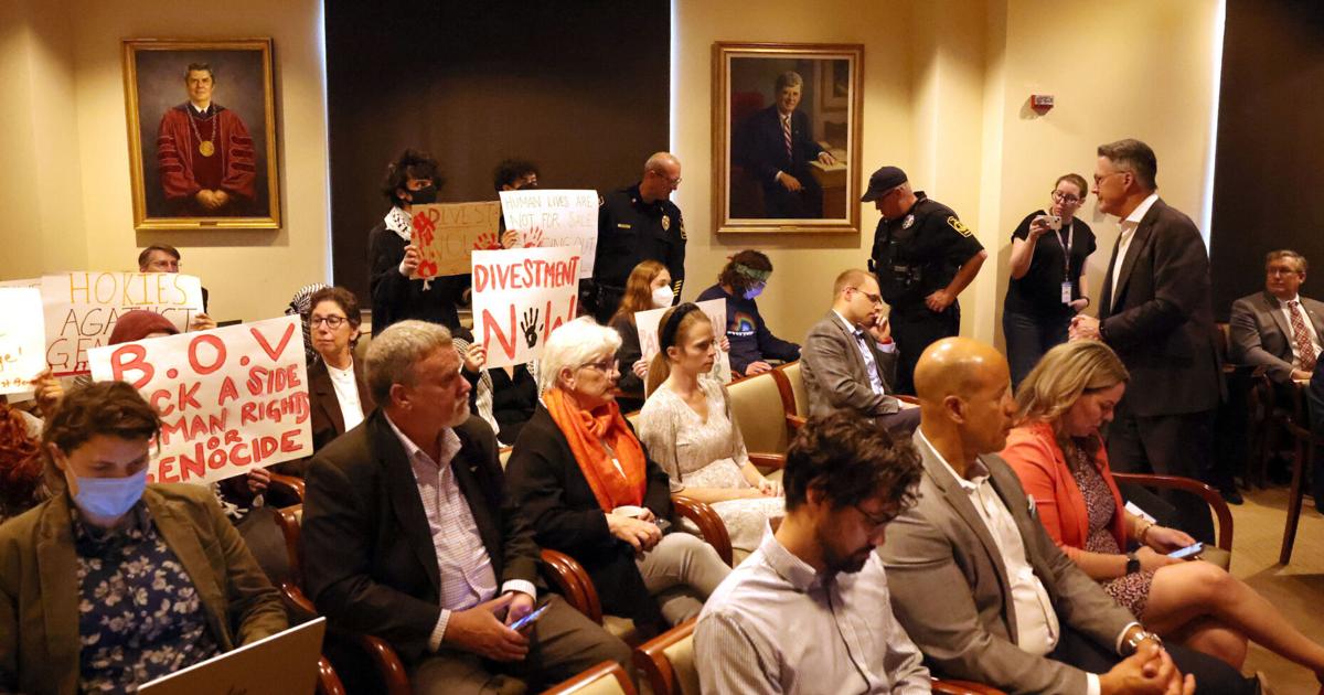 Dewan Pengunjung Virginia Tech diboikot oleh pengunjuk rasa, menyetujui kenaikan biaya sekolah Dewan Pengunjung Virginia Tech diboikot oleh pengunjuk rasa, menyetujui kenaikan biaya sekolah