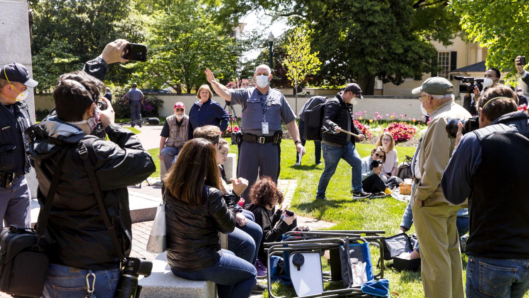 Crowd Protests Stay At Home Order In Richmond Virginia Coronavirus Death Toll Surpasses 200 Roanoke Local News Roanoke Com