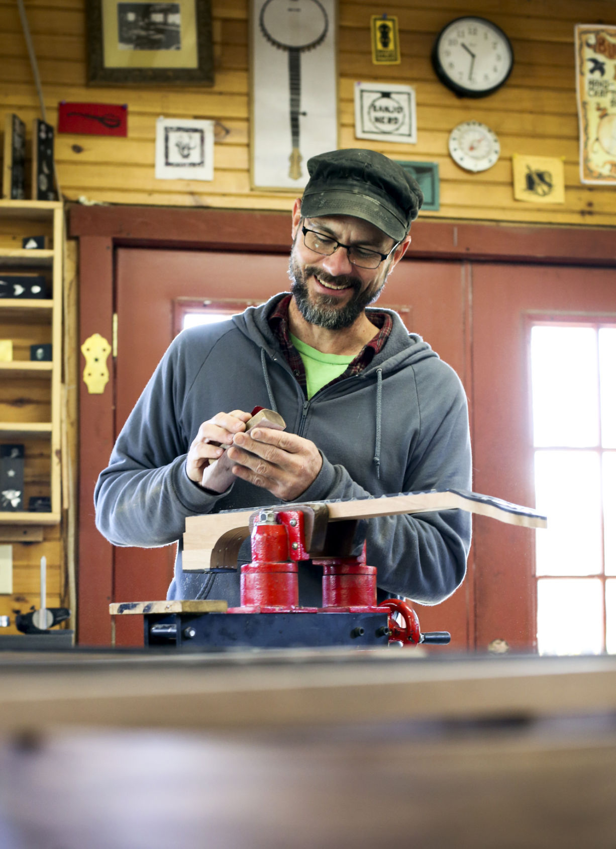 Giles County banjo maker picky about pickin'