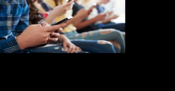 Parents 'enraged' after Charlottesville schools ban cellphones - Vimarsana News