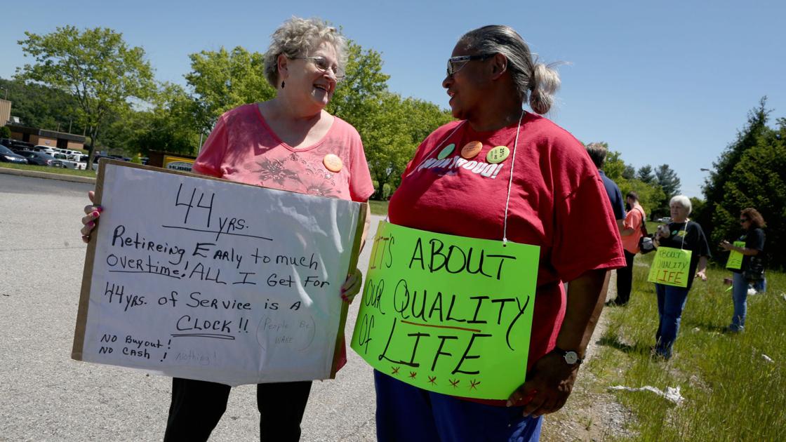Hubbell Union Pickets As Contract Negotiations Set To Resume Local News Roanoke Com