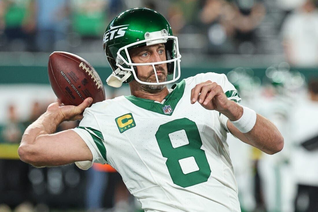 Aaron Rodgers throws his first TD in a Jets uniform