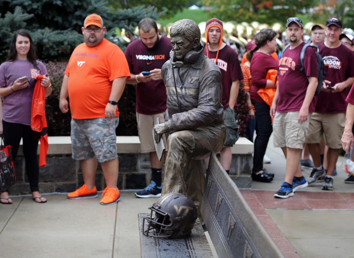 Frank Beamer And His Wife Moved By Statue Tribute Virginia Tech Roanoke Com