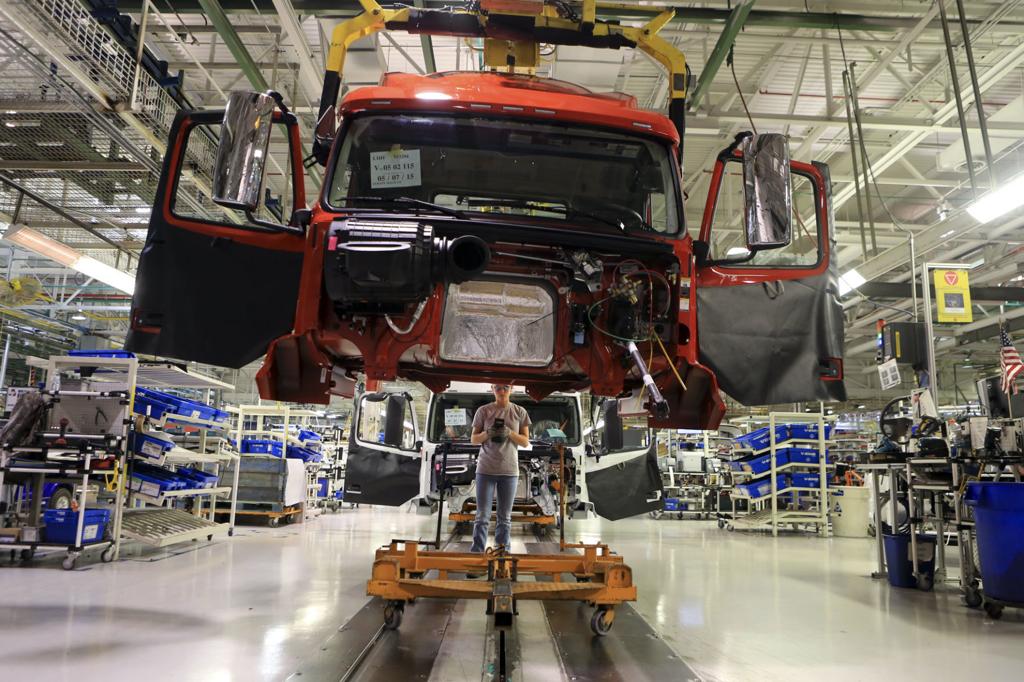 Volvo Workers Strike At Pulaski County Plant Local News Roanoke Com