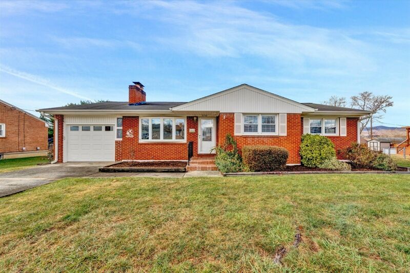 3 Bedroom Home in Roanoke 299,950