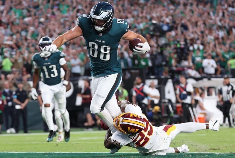 Dallas Goedert scoring a touchdown in the Eagles Commanders Week 1 game