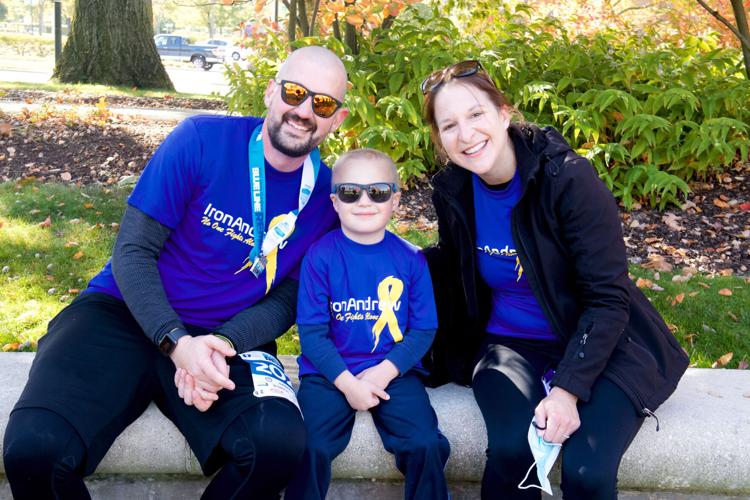 An Ohio dad runs his first marathon around hospital for 4-year-old son with cancer