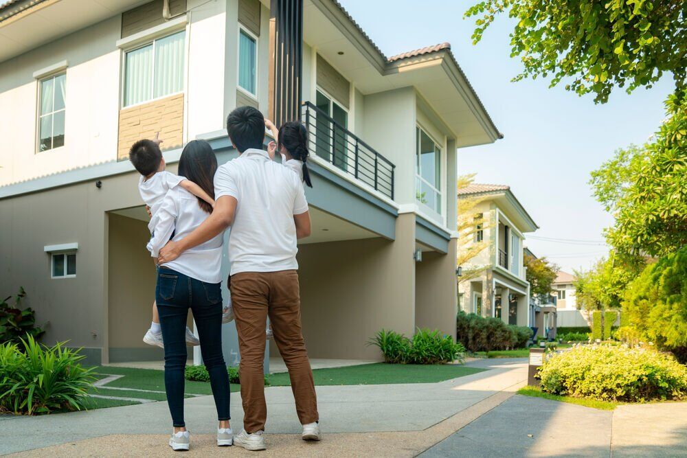 Experts voorspellen dat de huizenverkoop in 2024 zal stijgen, terwijl de prijzen blijven stijgen.