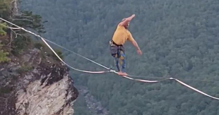Day hikers at Linville Gorge agog by slacklining - Vimarsana News