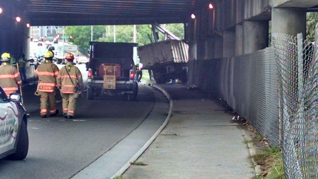 Roanoke solid waste truck removed from overpass on Williamson Road