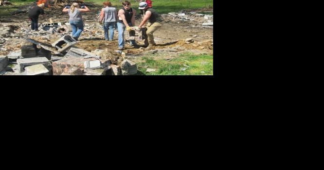 Students, teachers in Glade Spring pull together to clean up burned home of beloved English teacher - Vimarsana News
