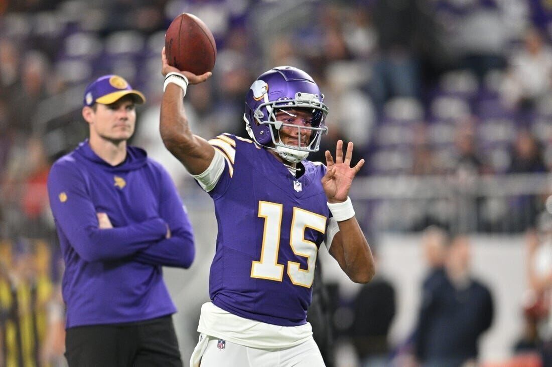 Vikings make halftime quarterback switch from Jaren Hall back to Nick  Mullens, Sports