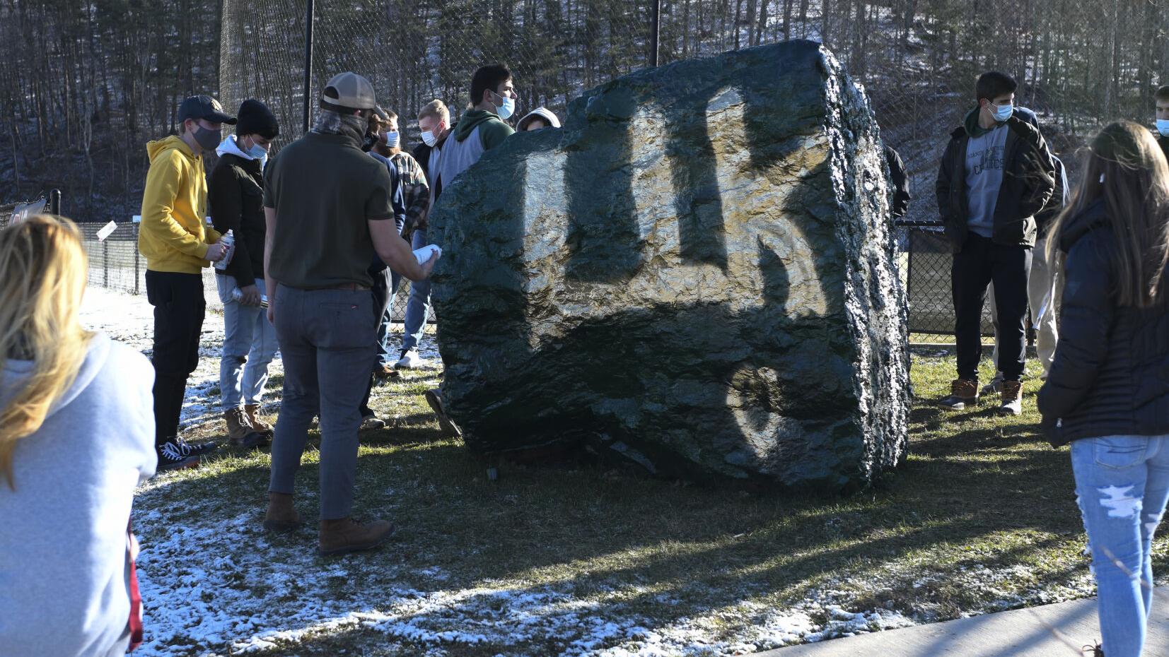 True Colors Roanoke Catholic North Cross Students Join To Honor Memory Of Kawuan Ray Sports Roanoke Com When Do The Leaves Chango Color In Roanoke Valley Va 2022