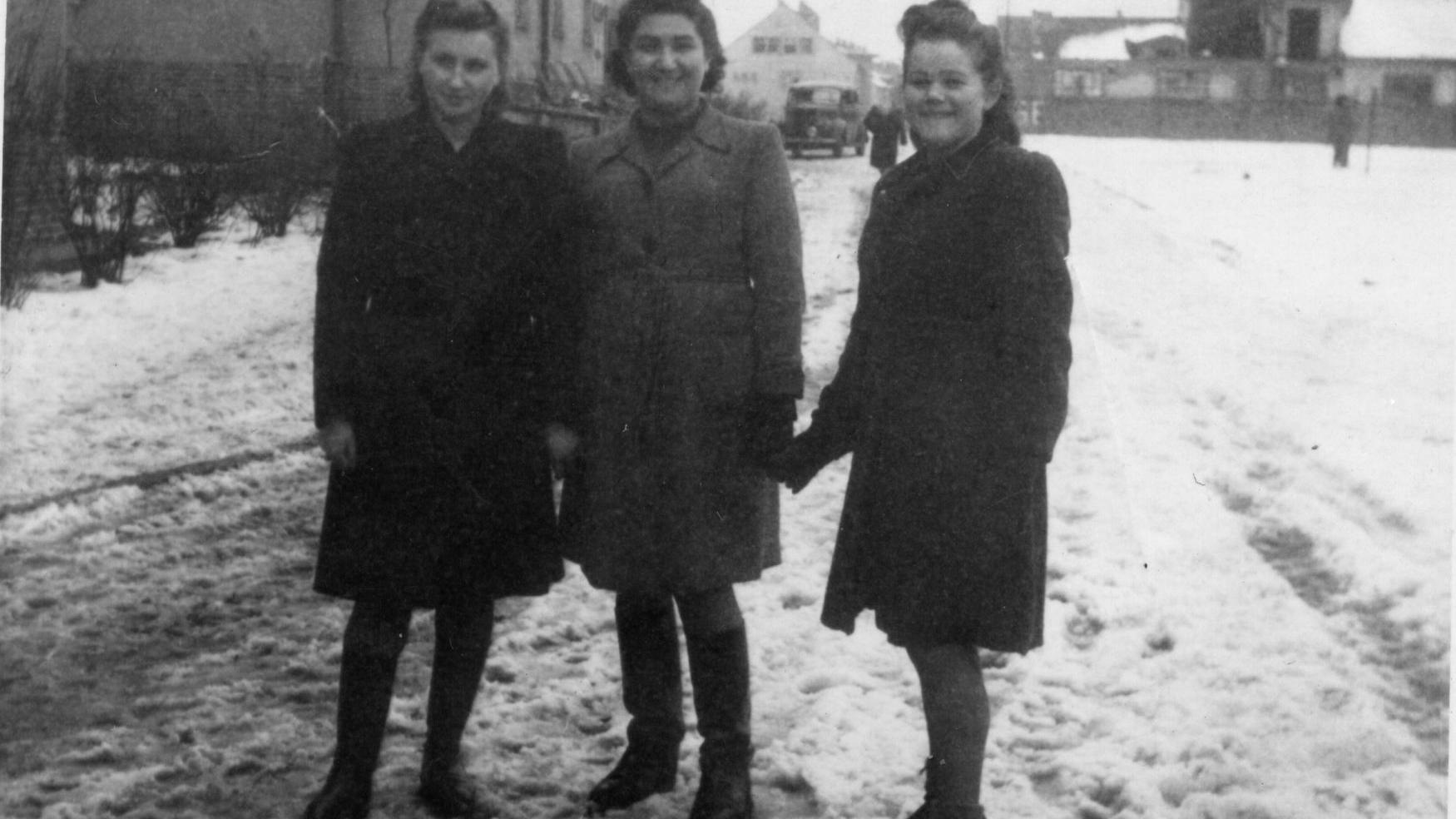 Simone Sima Golub Schwarz Holocaust Survivor And Former Grocer