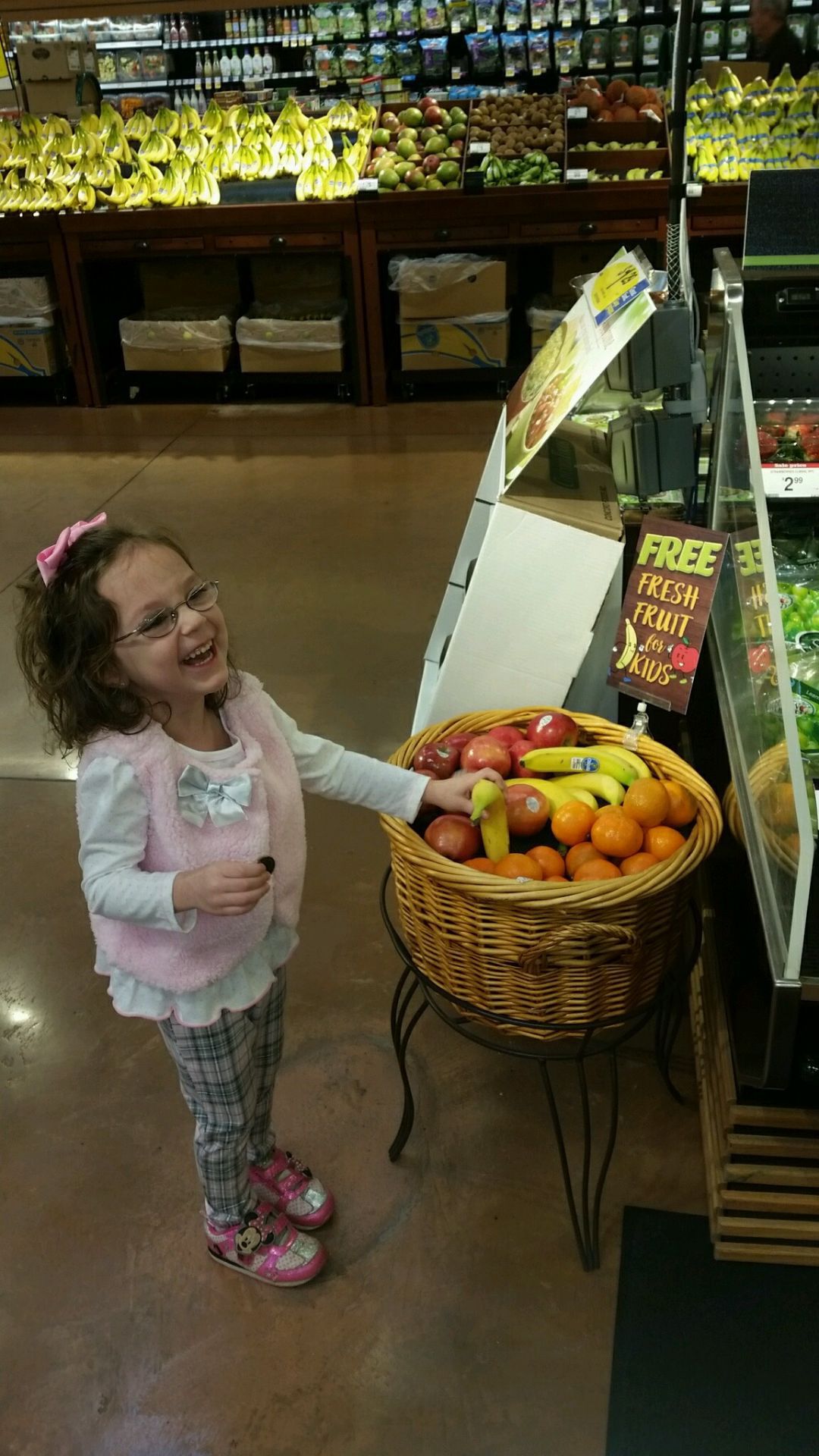 Kroger gives away fruit instore to kids at Daleville, Bonsack