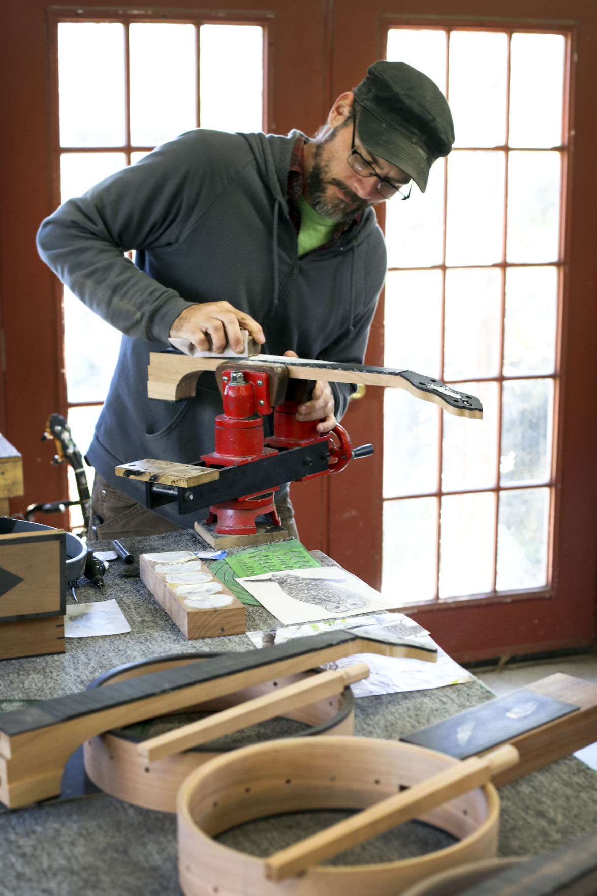 Giles County banjo maker picky about pickin' Music