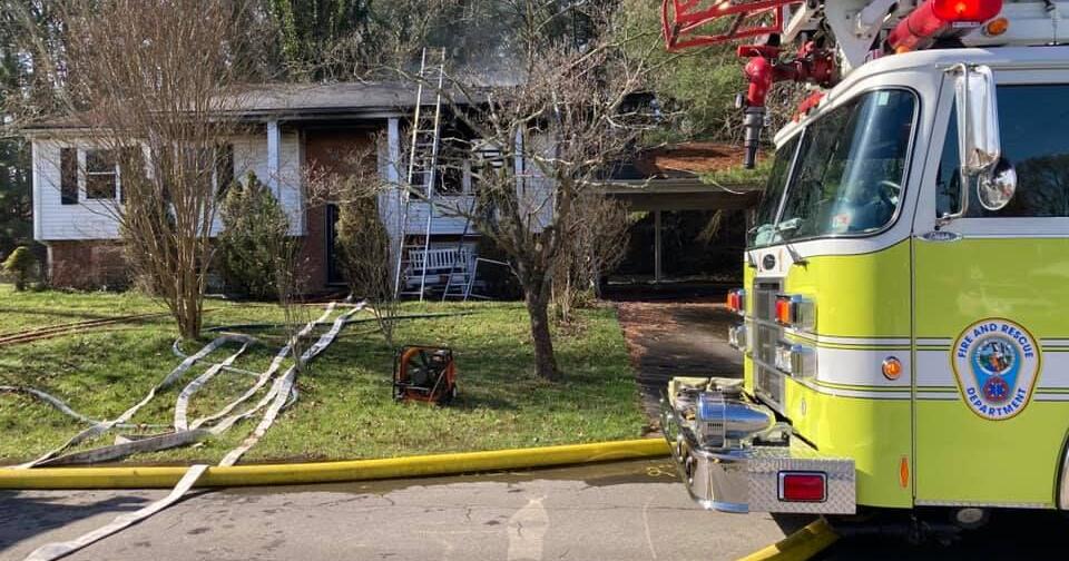Saturday morning Roanoke County house fire displaces 1