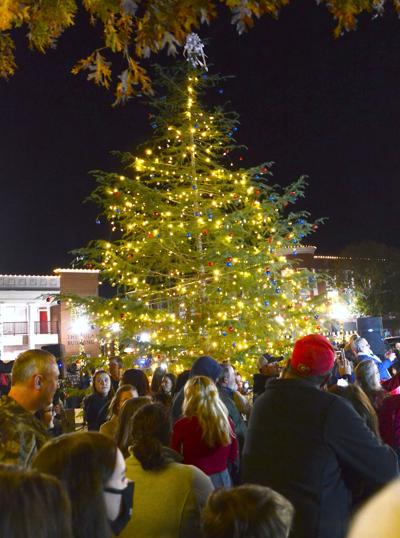 Christmas Lights 2022 Covington Ga Crowds Brave Cold And Coronavirus To Turn Out For Covington's Lighting Of  The Square | News | Rockdalenewtoncitizen.com