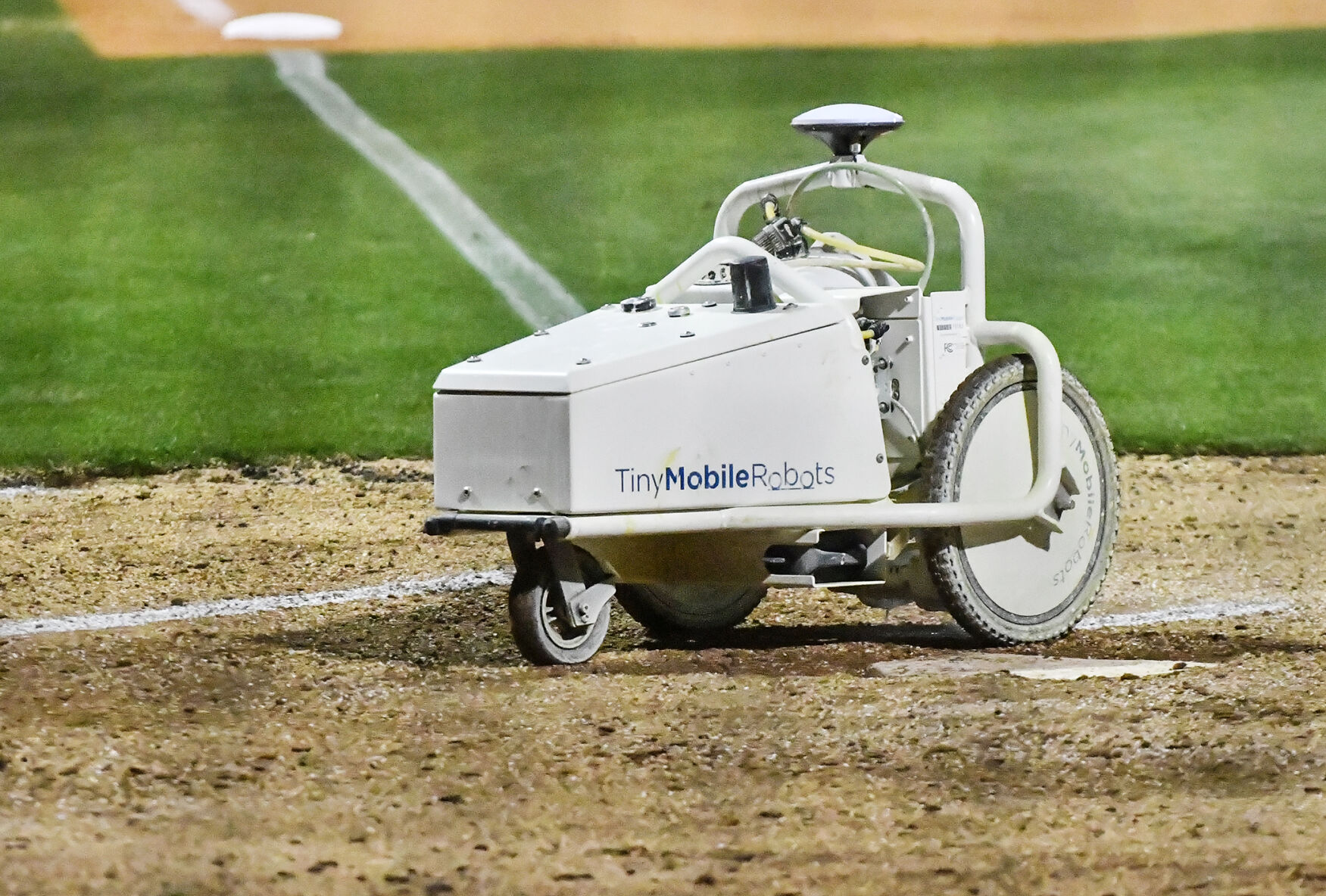 Baseball Field Robot Raking Undoubtedly you’ve heard of robot umpires in the MLB, but they’re ...