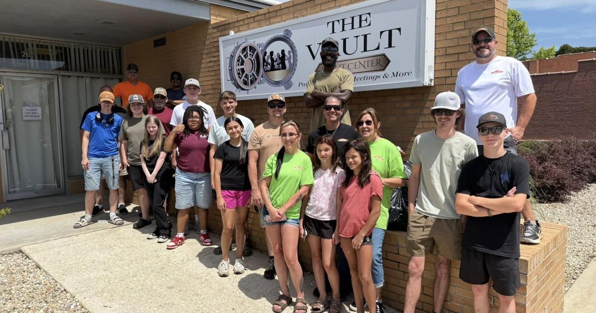 25 volunteers help restore city parks